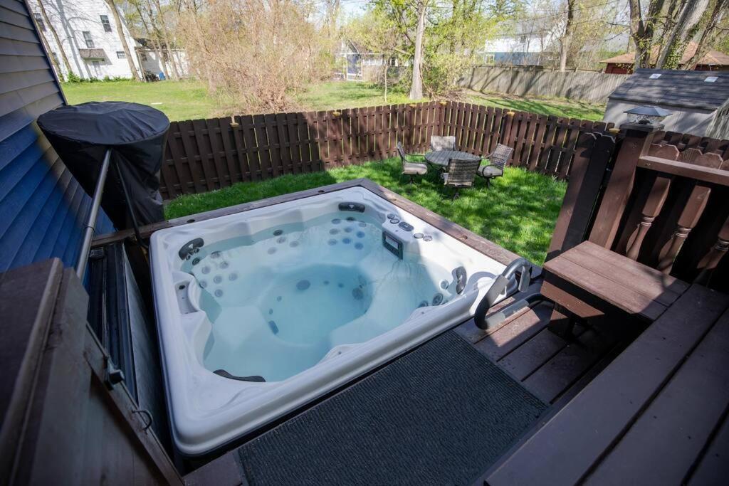 Walk To Nd, Hot Tub, Lux Kitchen, Pet Friendly Villa South Bend Exterior photo