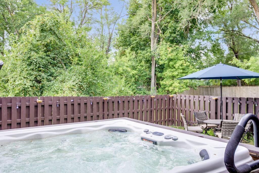 Walk To Nd, Hot Tub, Lux Kitchen, Pet Friendly Villa South Bend Exterior photo